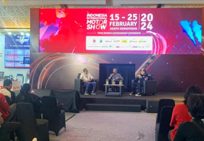 Fitra Eri (tengah) pada Talk Show IIMS 2024 di Hall C JIExpo Kemayoran Jakarta, Minggu (25/2/2024) siang