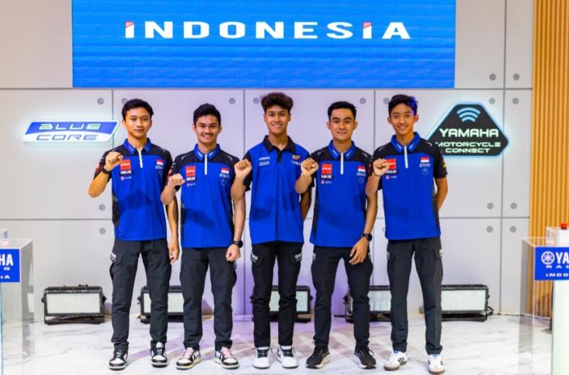 Dari kiri Wahyu Widodo, AM Fadly, Aldi Satya Mahendra, M Faerozi dan Arai Agaska, skuad pembalap Yamaha Racing Indonesia ke ajang balap ARRC dan Eropa diperkenalkan di IIMS 2024 JIExpo Kemayoran Jakarta, Sabtu (24/2/2024)