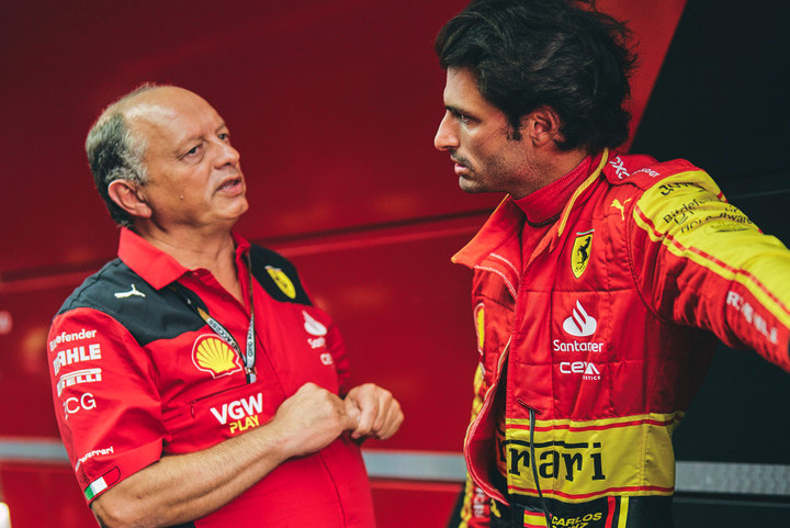 Fred Vasseur dan Carlos Sainz (Ferrari). (Foto: f1i)