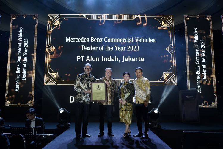 Penyerahan penghargaan dari petinggi Damler kepada PT Alun Indah Jakarta yang menjadi Mercedes-Benz Commercial Vehicles Dealer of the Year 2023