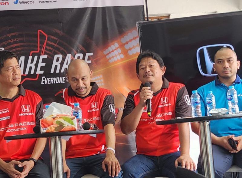 Atoy Saturi 9kedua dari kanan) bersama Yusak Billy dan Yulian Karfili dari Honda Prospect Motor, ungkap alasan Pertamina Lubricants sponsori Honda Racing Indonesia di ajang ISSOM 2024 (foto: krm).