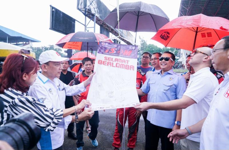 Bamsoet (ketiga dari kanan) bersama pengelola sirkuit Sentul, ABM Enterprise dan pengurus IMI saat meresmikan kejurnas balap mobil ISSOM 2024 di Sentul International Circuit, Bogor hari ini