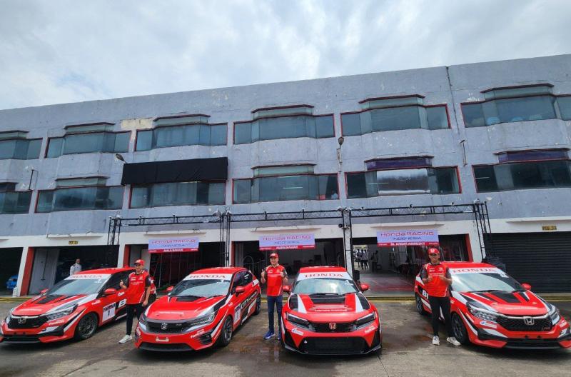 Tiga skuad pembalap Honda Racing Indonesia bersama dengan mobil yang akan digunakan balap di sirkuit Sentul Bogor (foto: krm).