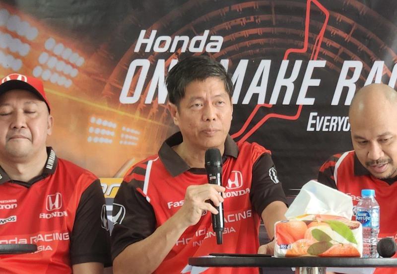 Yusak Billy selaku Direktur Penjualan, Pemasaran, dan Purnajual PT Honda Prospect Motor saat memberikan keterangan pers di sirkuit Sentul International Bogor. (foto: krm).