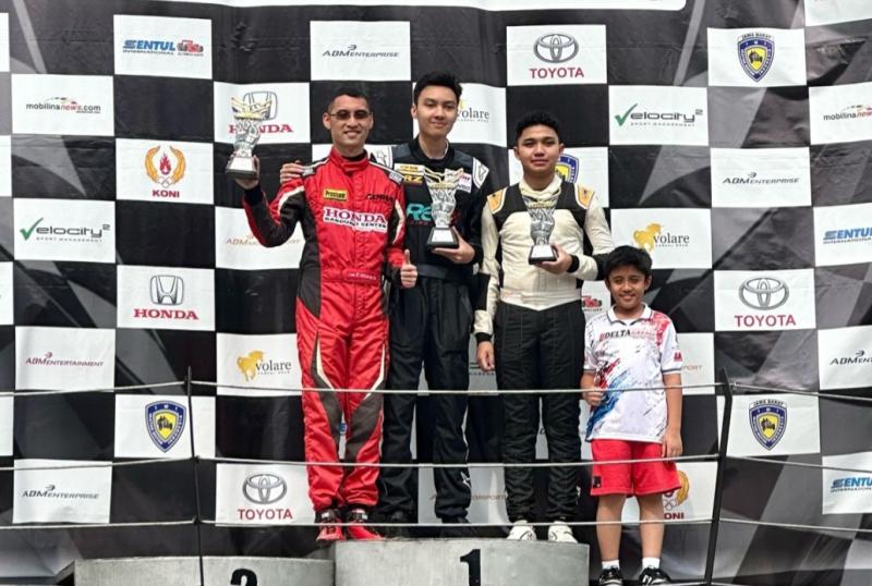 Rafa Dypo (kedua dari kanan) bersama sang adik di podium juara kelas Kejurnas ITCR 1500 Promotion ISSOM 2024 rd 1 di Sentul International Circuit, Bogor, Minggu (3/3/2024)ITCR 1