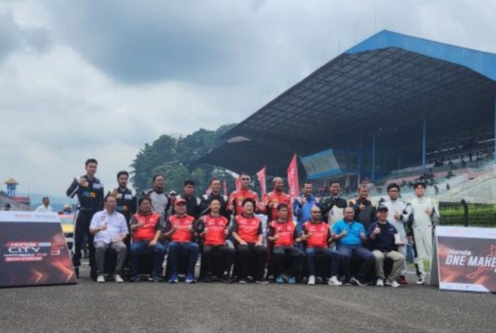 Tim balap Honda Racing Indonesia bersama manajemen Honda Prospect Motor yakni Presdir Kotaro Shimizu, Yusak Billy dan Yulian Karfili bersama pembalap kelas ITCR 1500 di sirkuit Sentul Bogor (foto: krm).