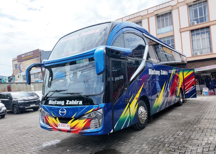 Bus Hino tanggu untuk armada PO Bintang Zahira di Sulawesi Selatan