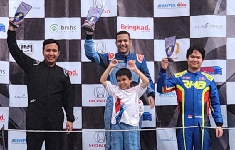 Rava Mahpud (kanan), di podium 1500 Overall Eshark Dapur Cokelat Touring Championship kejurnas balap mobil ISSOM rd 1 di Sentul International Circuit, Bogor, Minggu (3/3/2024)