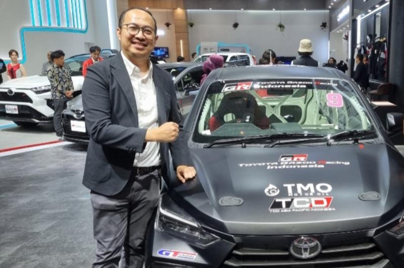 Arie Awan, Public Relation Manager Toyota Astra Motor dan All New Agya GR Sport yang menjadi andalan Toyota Gazoo Racing Indonesia di kelas ITCR 1200 Kejurnas balap mobil ISSOM di sirkuit Sentul Bogor. (foto : bs)