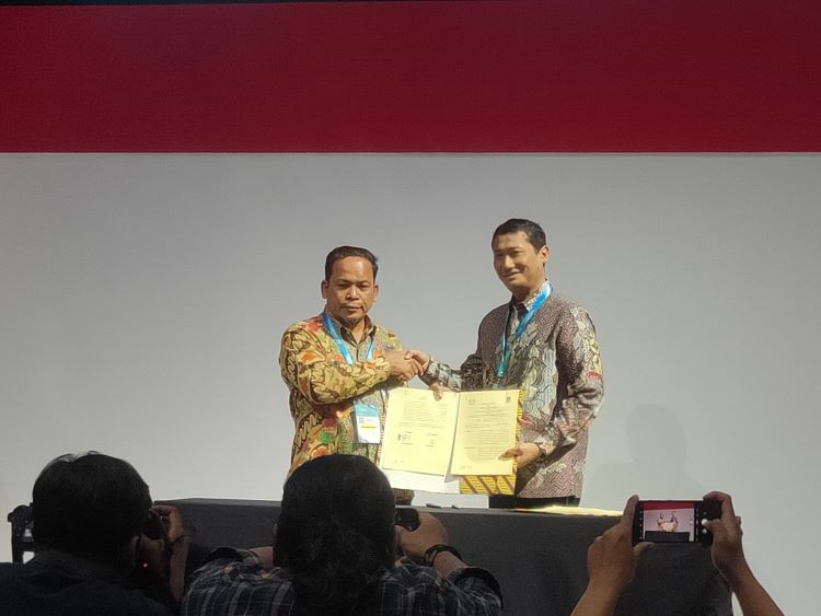 Petinggi Hino Motors, Irwan Supriyono dan Pj Walikota Tangerang Nurdin di JCC Senayan, Jakarta