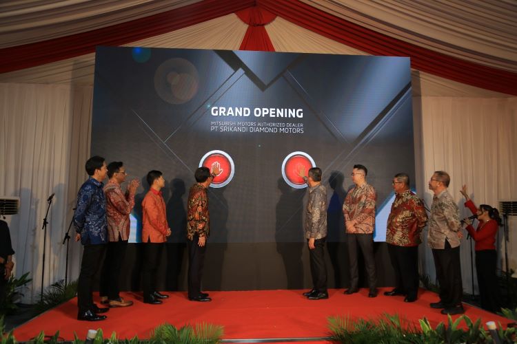 Petinggi Mitsubishi Motors dan Srikandi Group resmi membuka diler baru di Depok, Jawa Barat