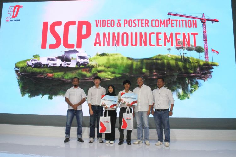 Petinggi Isuzu mendampingi pemenang lomba video dan Poster ISCP