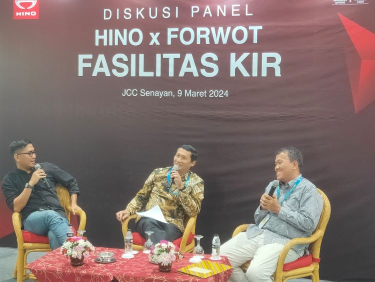 After Sales & Technical  Director HMSI, Irwan Supriyono memeparkan Fasilitas KIR Hino dalam Diskusi bareng wartawan FORWOT