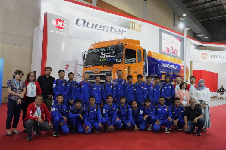 Foto bersama petinggi Astra UD Trucks, UD Astra Motor Indonesia, dan SMK 1 Perguruan Cikini Jakarta