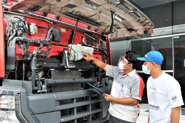 Mekanik UD Trucks sementara melakukan pemeriksaan unit kendaraan kostumer