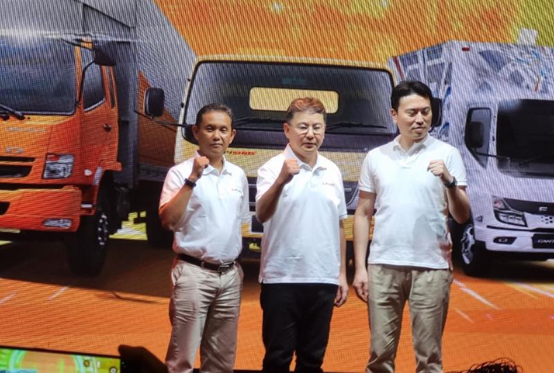 Aji Jaya (kiri) bersama BOD PT Krama Yudha Tiga Berlian Motors pada Mitsubishi Fuso Media Gathering Open Year di Jakarta, Jumat (8/3/2024). Foto : budsan