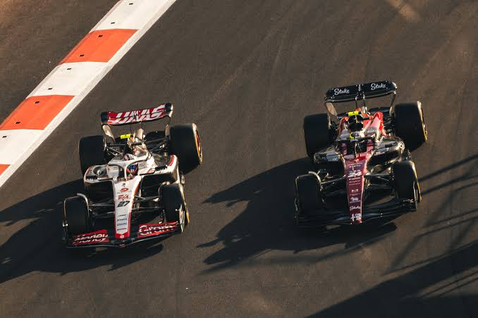 Aksi Oliver Bearman (Ferrari) saat head to head versus driver senior Nico Hulkenberg di GP Arab Saudi. (Foto: therace)