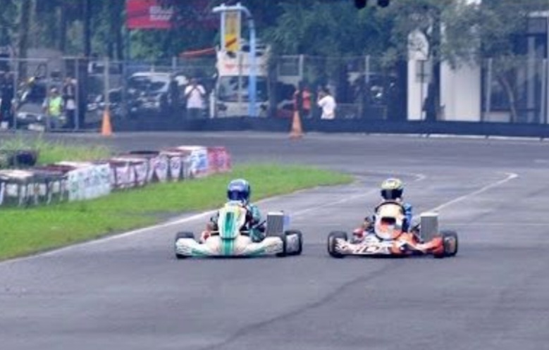 Aksi Dominic Brayden Benedict Setiawan tengah melakukan overtake pada race final kelas Junior Eshark Rok Cup 2024 round 2 di Sentul International Karting Circuit, Bogor, Minggu (10/3/2024)