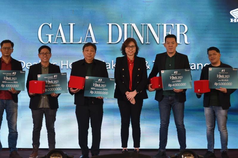 Para penerima penghargaan sebagai dealer honda terbaik wilayah Jakarta-Tangerang.