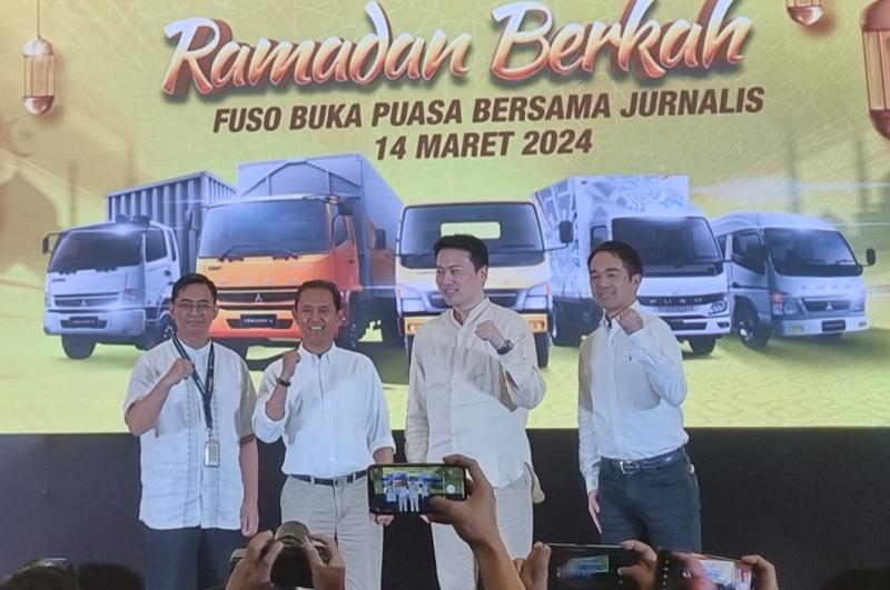 Aji Jaya (kedua dari kiri) bersama Board of Director PT Krama Yudha Tiga Berlian Motors lainnya pada bukber bersama media di Jakarta, Kamis (14/3/2024) (foto : bs)