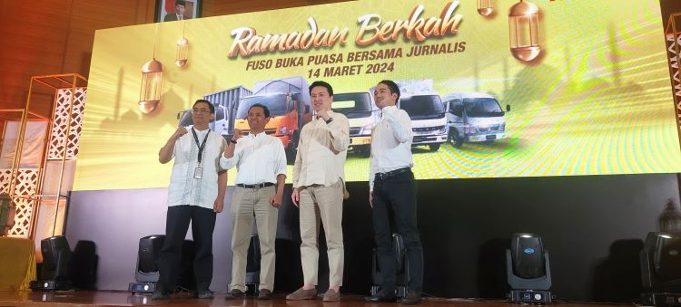 Petinggi PT Krama Yudha Tiga Berlian dalam acara  Media Gathering di Jakarta