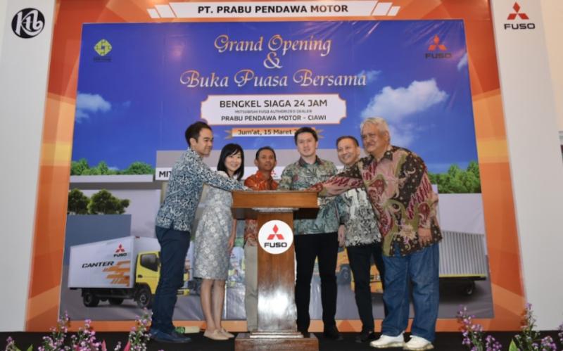 Board of Director PT Krama Yudha Tiga Berlian Motors pada peresmian Posko Siaga 24 Jam di Ciawi, Bogor, Jawa Barat
