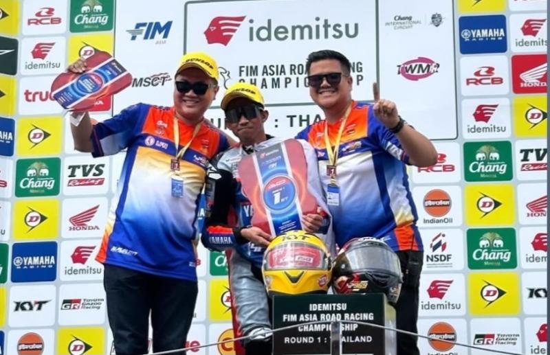 Dari kiri Haji Putra Rizky, Fahmi Basam dan Faiz Chakdan di podium juara kelas UB150 ARRC 2024 di Chang International Circuit Buriram, Thailand, Sabtu (16/3/2024)