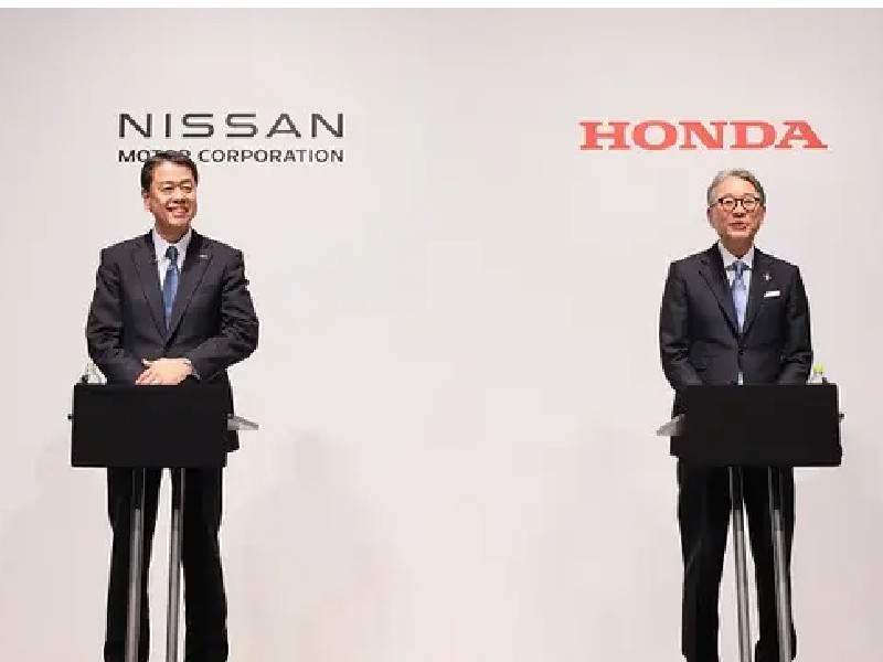 Presiden dan CEO Nissan Motor Makoto Uchida dan Direktur, Representative Executive Officer, dan Presiden Honda, Toshiro Mibe menyetujui kerjasama kedua perusahaan di bidang pengembangan kendaraan listrik dan kendaraan pintar. (foto: Nissan)