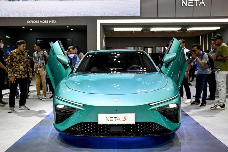 Model keren mobil listrik NETA dalam sebuah pameran otomotif