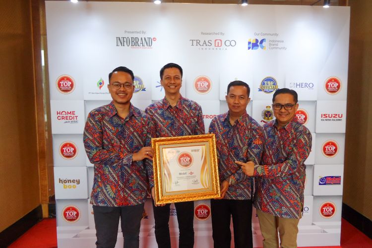 Perwakilan PT EMLI menerima penghargaan Top Digital PR Awards 2024 di Jakarta