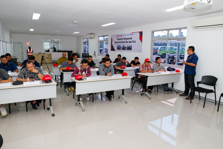 Pelatihan di Lembaga Pelatihan Kerja PT Hino Motors Sales Indonesia (LPK HMSI) untuk pembimbing para siswa SMK