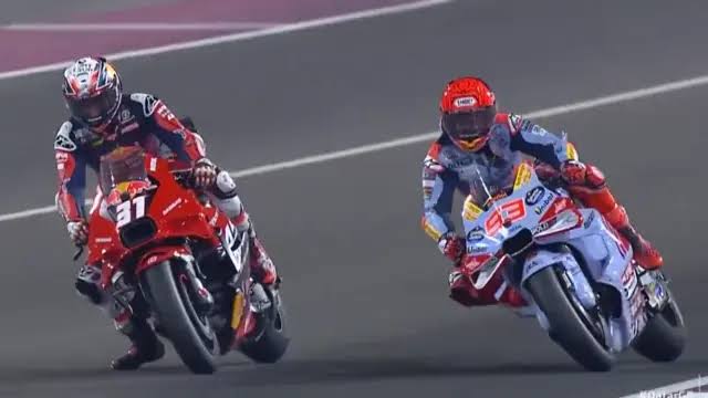 Sesama Spanyol, Pedro Acosta versus Marc Marquez di GP Qatar. (Foto: motogp)