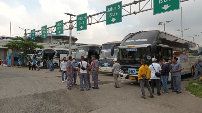 Suasana sebuah terminal bus di Jakarta jelang perjalanan mudik