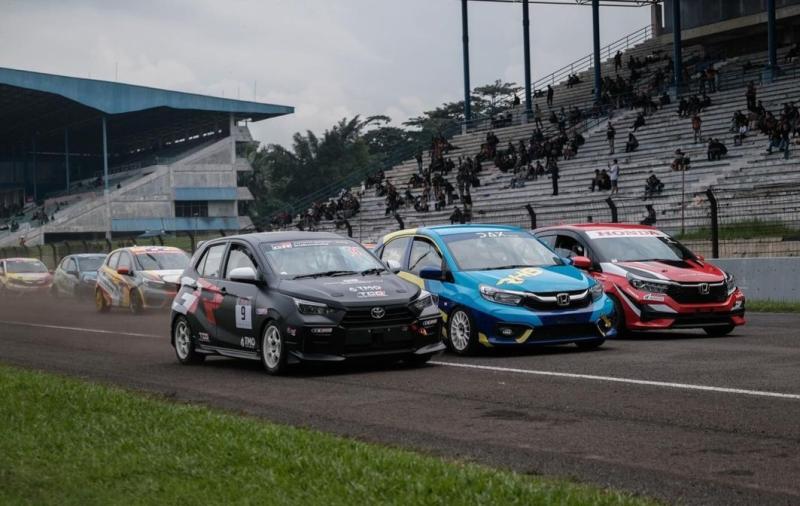 Serunya Kejurnas Balap Mobil kelas ITCR 1200 karena mempertemukan pembalap dari dua tim pabrikan Toyota dan Honda, komitmen menjunjung tinggi sportifitas di ISSOM Sentul International Circuit Bogor. (foto : tgri) 