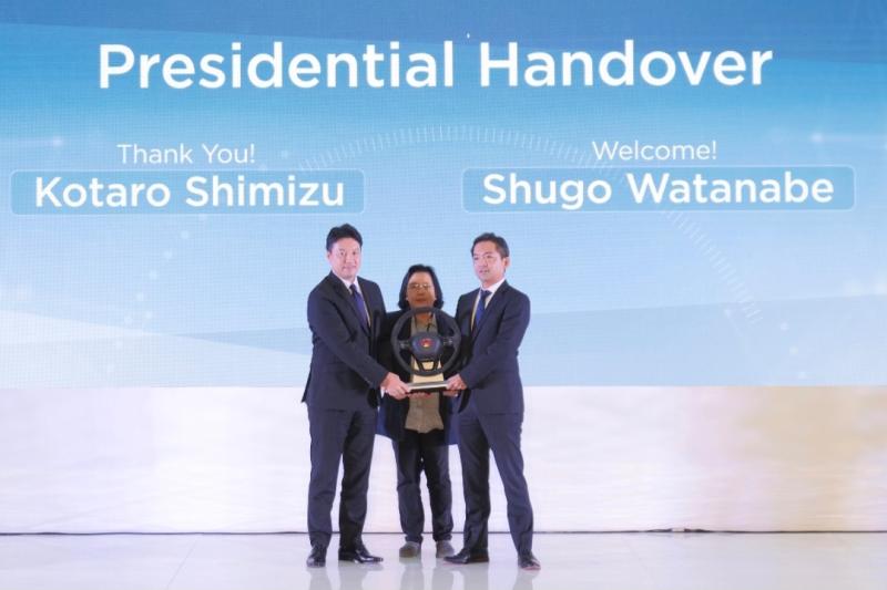 Shugo Watanabe menerima tongkat kepemimpinan di Honda Prospect Motor dari Kitaro Shimizu di Jakarta kemarin