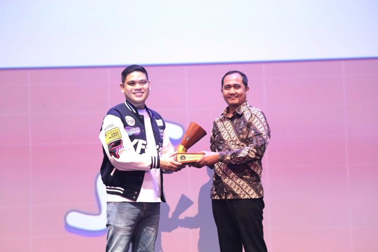       General Manager, Business Communication Unit, PT. Krama Yudha Tiga Berlian Motors menerima penghargaan dari WOW Brand Indonesia