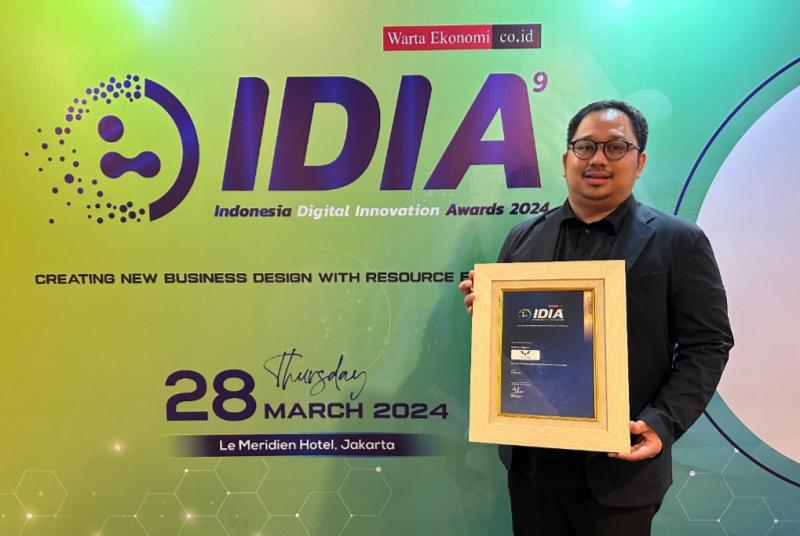 Brian Gomgom selaku Public Relations Manajer Wuling Motors mengangkat penghargaan The Most Innovative Automaker for Electric Vehicle Innovation