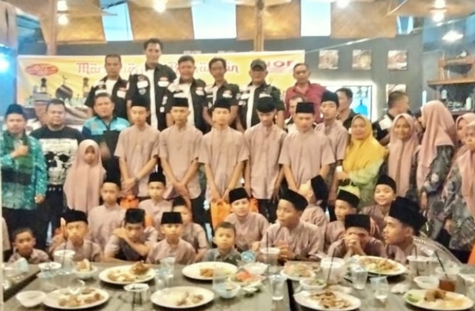 Keakraban keluarga besar Nissan Terrano Club Sumatera Barat bersama anak yatim dari Panti Al Hidayah Padang, Sumatera Barat