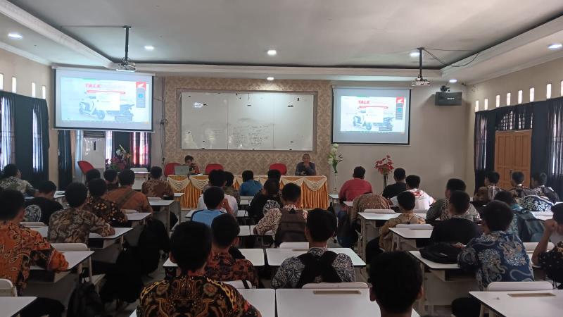 AHM-Wahana Makmur Sejati Bimbing Siswa di 56 SMK Binaan AHM di Jakarta-Tangerang tentang Motor Listrik Honda EM1 e