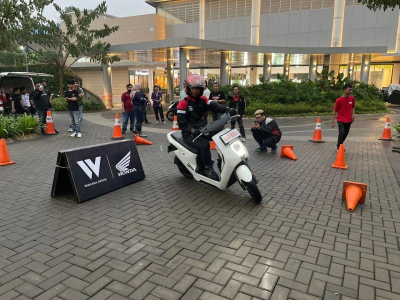 Aksi warga Serpong Tangerang jajal motor matic Honda di acara Honda Premium Matic Day.