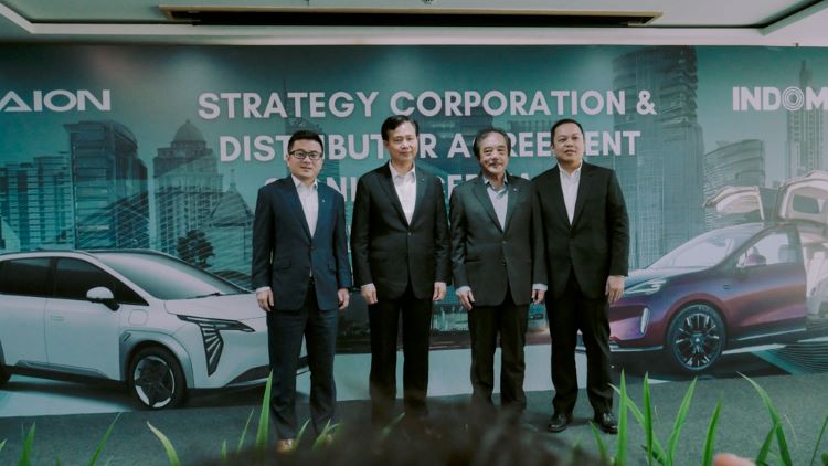 Petinggi GAC Aion New Energy Automobile Co., Ltd dan Indomobil saat meresmikan kemitraan mereka di Indonesia
