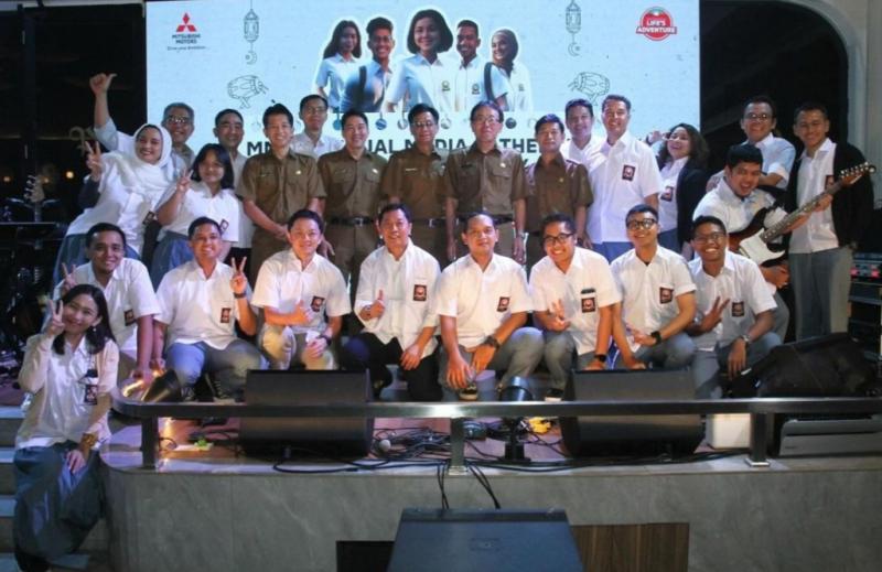 Manajemen PT Mitsubishi Motor Krama Yudha Sales Indonesia, bagian Public Relation dengan seragam SMA sedangkan Direktur memakai baju guru.(foto : gatot)