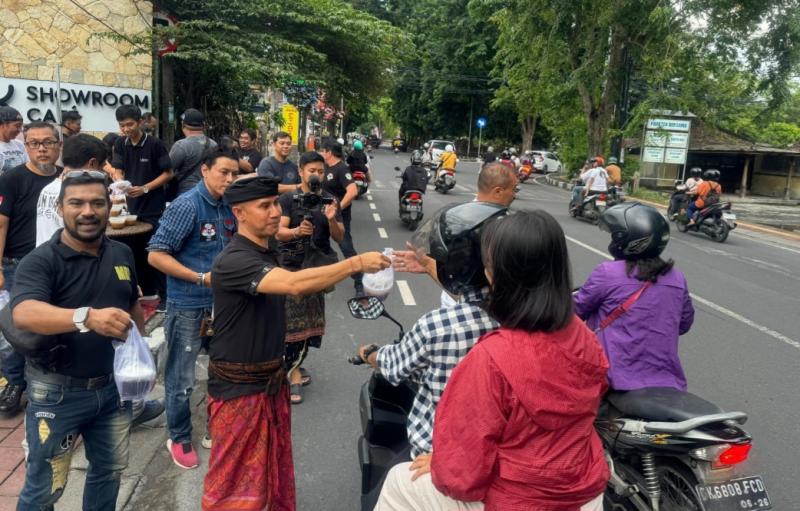 Motor Besar Indonesia Bersama IMI Bali Turun ke Jalan Berbagi 1.500 Takjil di Bali, Berbagi Rezeki Di Bulan Penuh Berkah