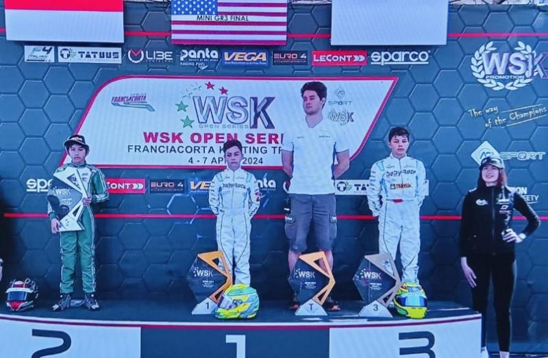 Oliveri Rito Sini (kiri), di podium kemenangan WSK Open Series 2024 rd 1 di Franciocorta Karting Track, Italia, Minggu (7/4/2024) 