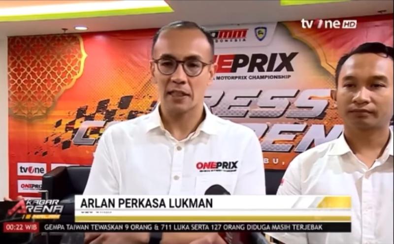 Arlan P Lukman (kiri) dan Yanuardi dari OnePrix Motorsport Management, saat memberikan keterangan pers di Jakarta, baru-baru ini. 