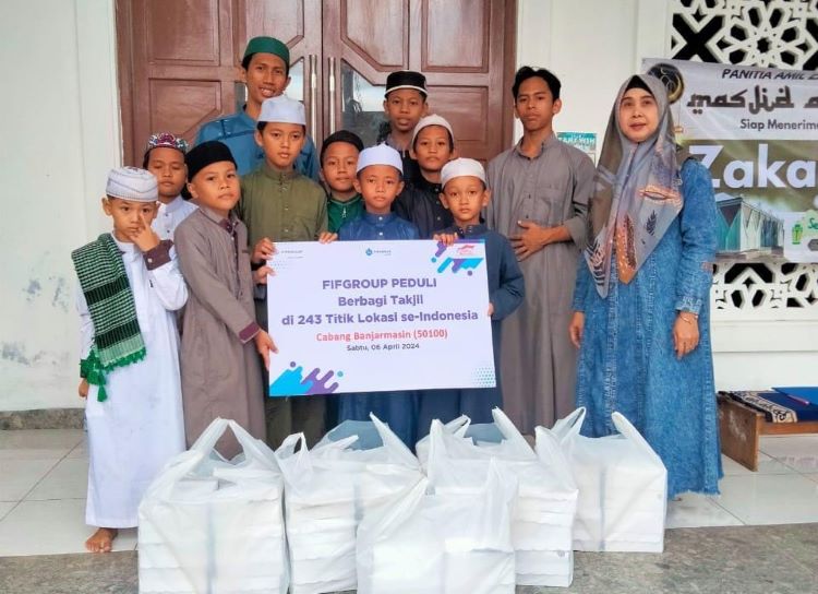 FIFGROUP bagi takjil kepada anak yatim dan masyarakat di ratusan lokasi di Indonesia