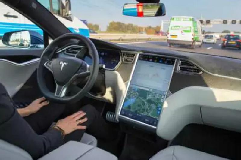 Fitur self-driving Model S keluaran Tesla. (The New York Times).