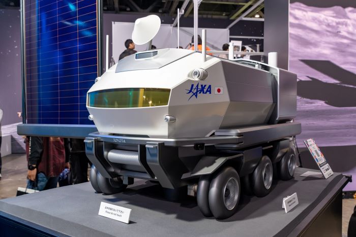 Model mobil futuristik Toyota Lunar Cruiser, diproyeksikan dipakai di Bulan