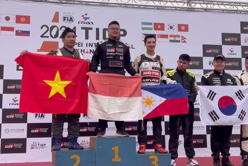 Anjasara Wahyu dari Toyota Gazoo Racing Indonesia (kedua dari kiri) kibarkan bendera Merah Putih di Taipei International Gymkhana Prize 2024, Juara 1 kelas Man`s Solo. 