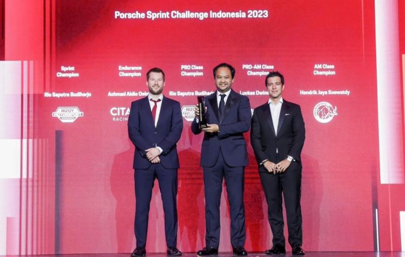 Bagoes Hermanto (tengah) saat menerima penghargaan Porsche Motorsport Night of Champions di Shanghai, China, baru-baru ini. 